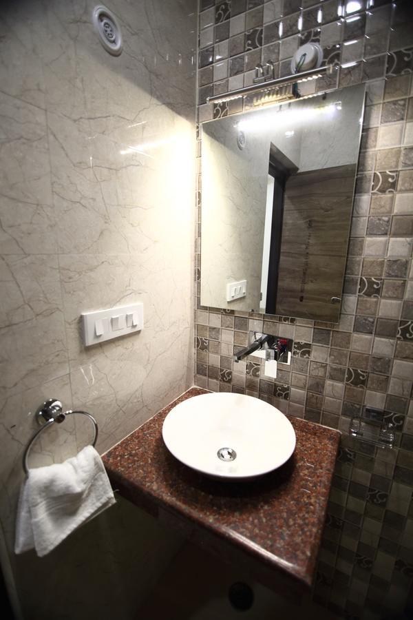 Regal Hotel And Restaurant Матура Екстериор снимка