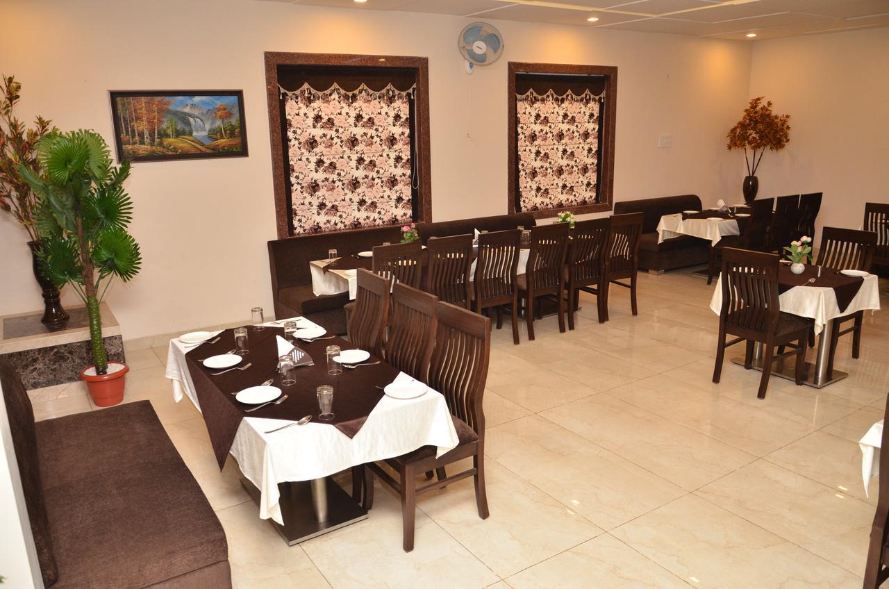 Regal Hotel And Restaurant Матура Екстериор снимка
