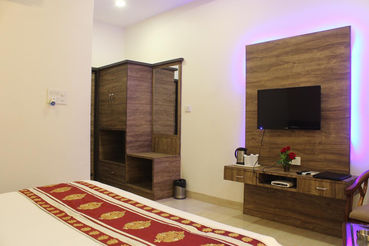 Regal Hotel And Restaurant Матура Екстериор снимка