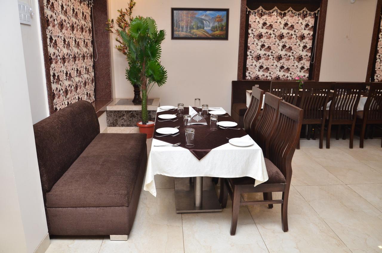 Regal Hotel And Restaurant Матура Екстериор снимка