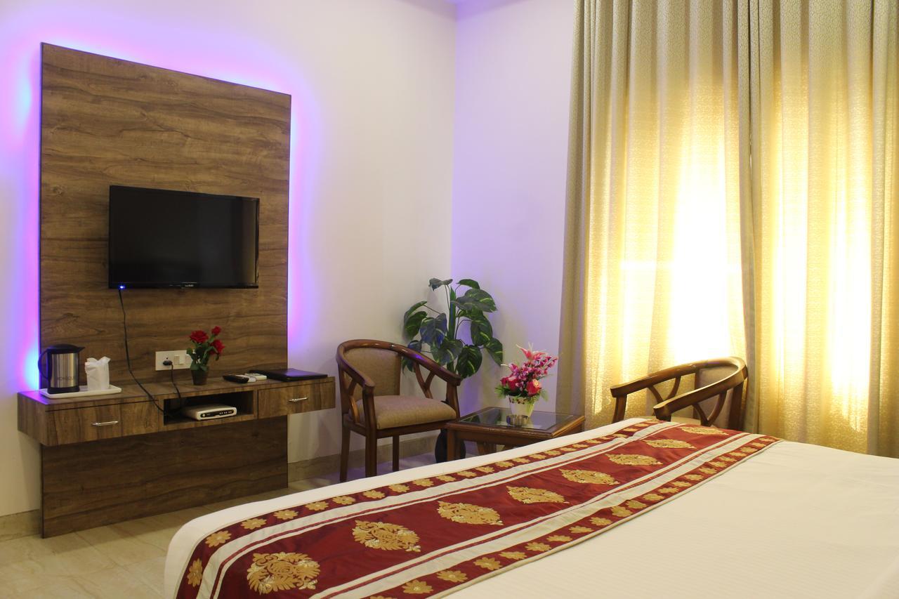Regal Hotel And Restaurant Матура Екстериор снимка