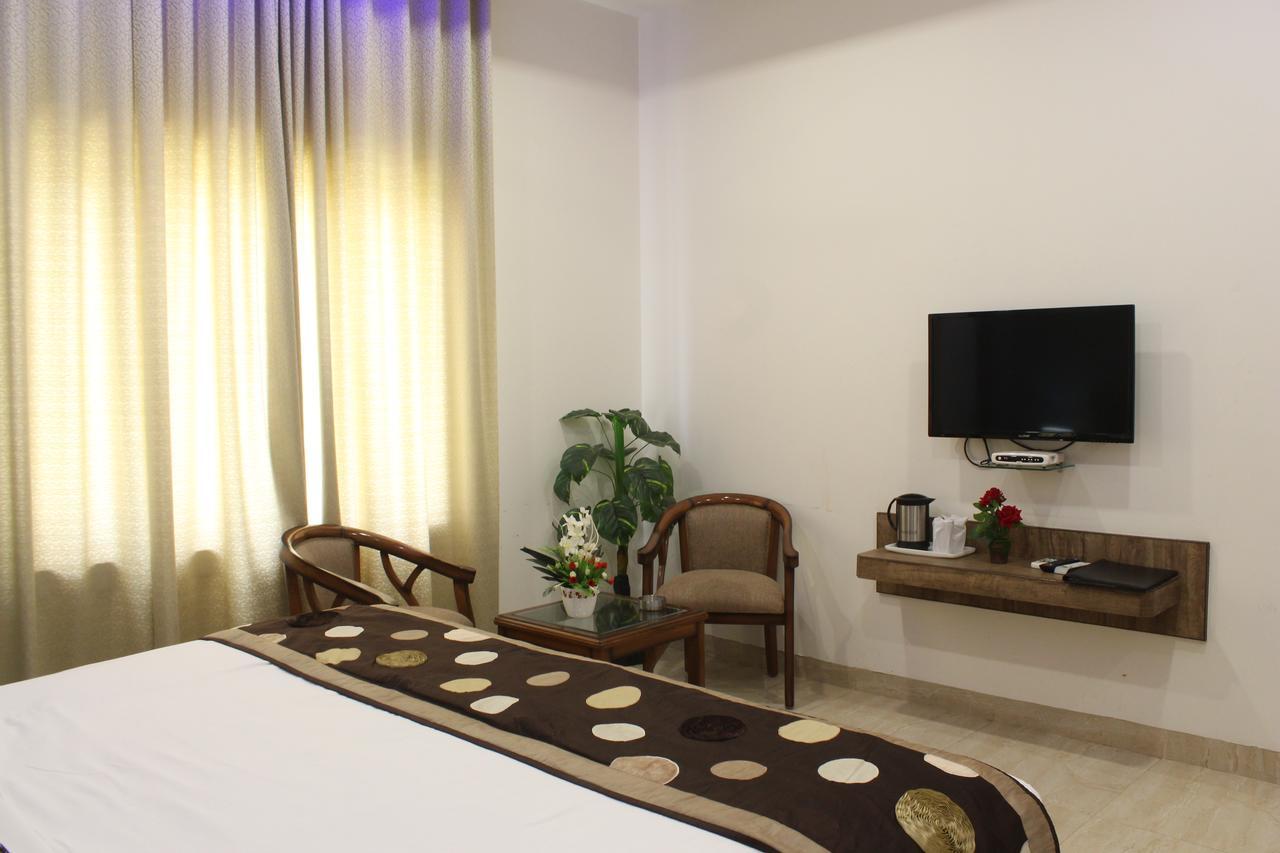 Regal Hotel And Restaurant Матура Екстериор снимка