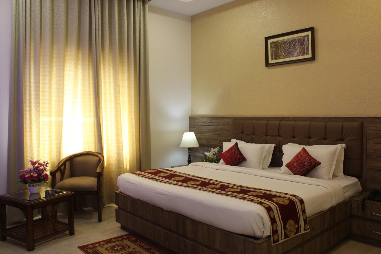 Regal Hotel And Restaurant Матура Екстериор снимка