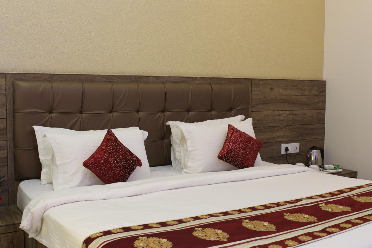Regal Hotel And Restaurant Матура Екстериор снимка